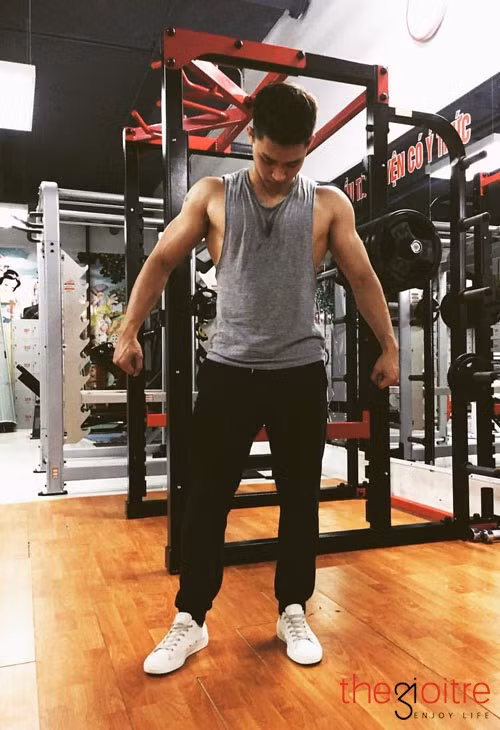 "Sau khi tập gym mình bắt đầu sinh hoạt có giờ giấc khoa học hơn, cơ thể luôn khoẻ mạnh ít ốm đau, sau đó body ổn hơn rất nhiều. Ngoại hình ưa nhìn giúp mình tự tin lên rất nhiều khi giao tiếp"- Thành cảm nhận lợi ích của việc tập gym. Tự đặt bản thân vào một lịch trình tập luyện khá dày dặn và nghiêm khắc, thành quả của Thành thể hiện rõ rệt qua vóc dáng đầy nam tính, săn chắc của 9x. Với đam mê và thành quả đạt được là động lực để anh chàng điển trai đăng ký vào các khóa học làm Huấn luyện viên hình thể chuyên nghiệp.