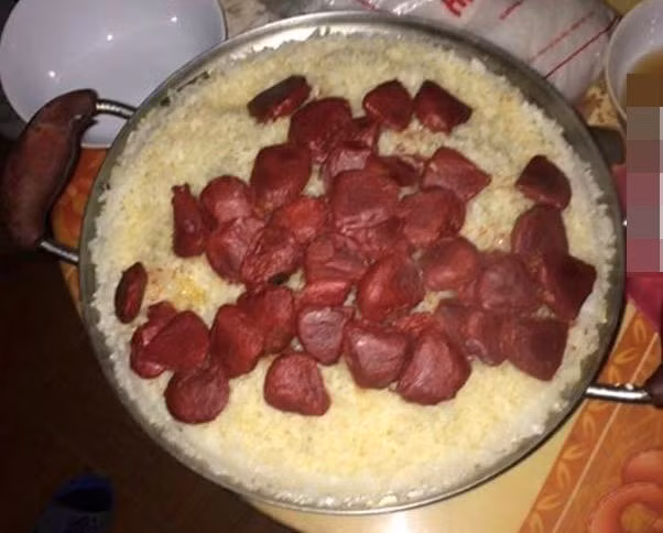 Bức ảnh chụp nồi xôi gấc khác lạ, được cho là sản phẩm của một cô dâu mới về nhà chồng khiến nhiều dân mạng không khỏi bật cười và nhận định thiếu nữ này quá vụng về. Tuy nhiên, một số ý kiến lại lên tiếng bênh vực cô. Ngoài ra, clip cô gái mếu máo đòi chồng đưa đi mua đồ diện Tết cũng được quan tâm, chia sẻ. Ảnh chụp màn hình.