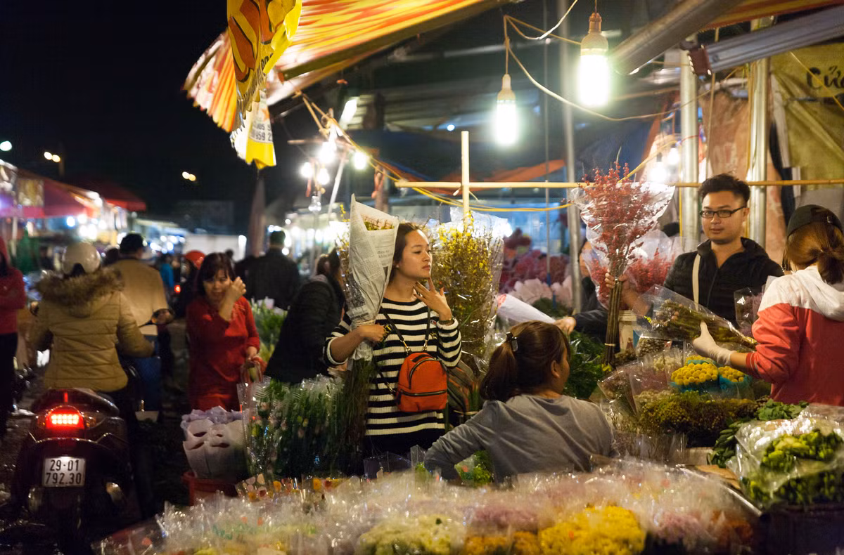 Quang cảnh tại một quầy hoa chợ Quảng An trong đêm 28 Tết.