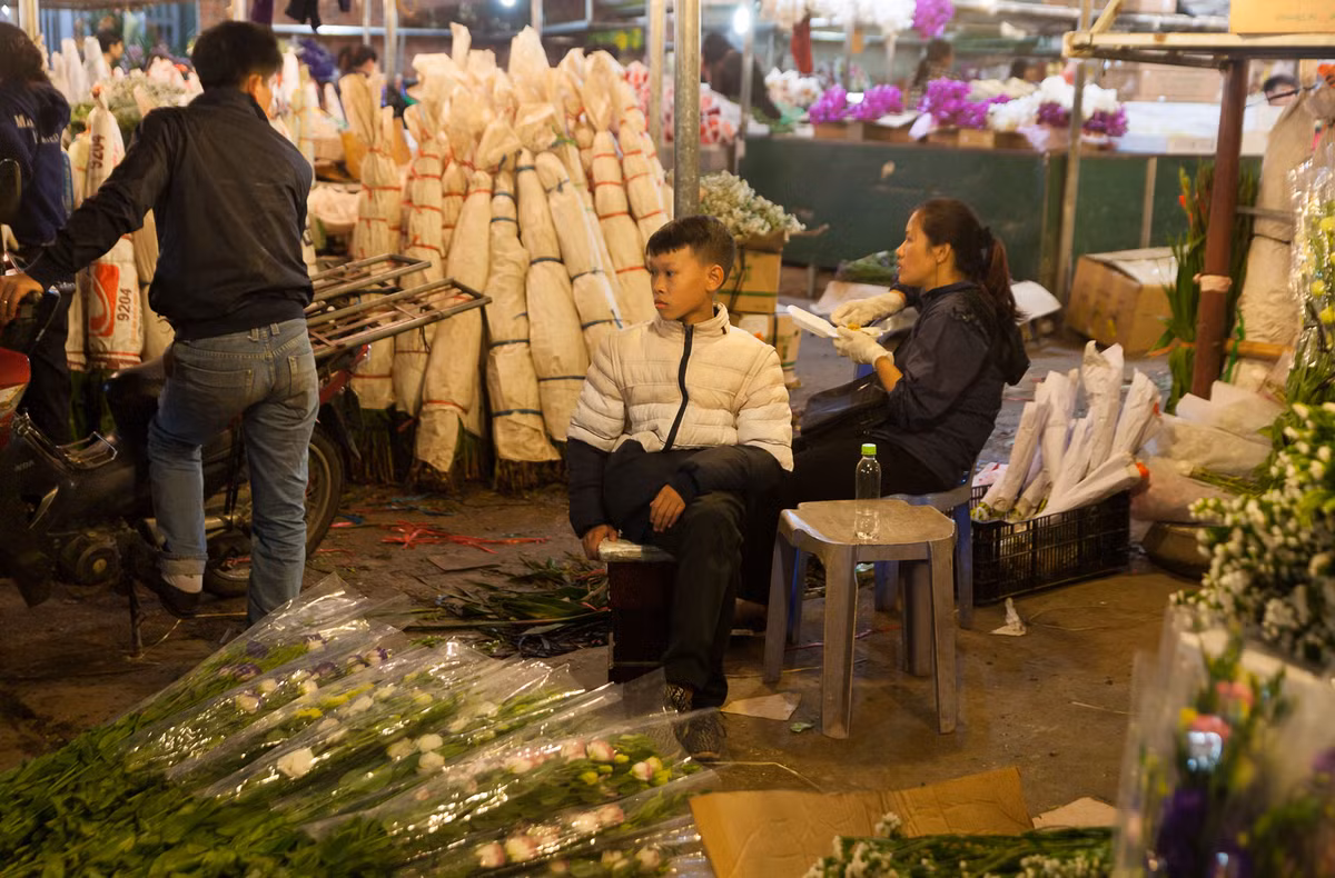 Cũng theo quan sát của PV Kiến Thức, tại chợ hoa Quảng An, có khá nhiều người bán hàng hoa là thiếu niên, học sinh... có thể được các chủ hàng thuê trả tiền theo giờ hoặc là con cháu của họ được huy động để thay phiên bán hàng trong đêm.