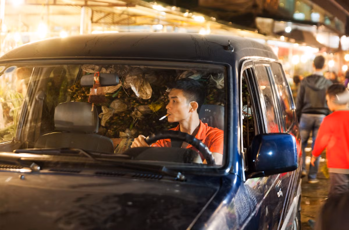 Một trong những lý do góp phần hình thành phiên chợ hoa đêm được cho là từ việc các xe tải cỡ lớn không được phép di chuyển trên các tuyến phố trung tâm Thủ đô vào ban ngày theo đúng quy định. Với tâm lý "đón đầu" các chuyến hàng mới về để mua được giá rẻ, nhiều người đã tìm đến chợ hoa vào thời điểm đêm muộn để chờ đợi, lựa chọn và mang về những bó hoa, cây cảnh đẹp nhất, ưng ý nhất, với giá rẻ nhất.