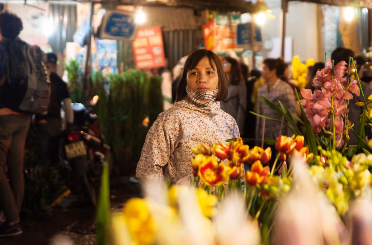 Mọi năm, chợ hoa Tết ở Quảng An, Tây Hồ là một địa điểm chụp ảnh, tham qua thu hút khá nhiều sự quan tâm của các bạn trẻ Thủ đô. Nhưng trong năm nay, chợ hoa ngày một đông đúc, chật cứng người, lại thêm phần đường đi khá lầy lội nên số lượng thanh niên đến đây đã không còn nhiều như trước.