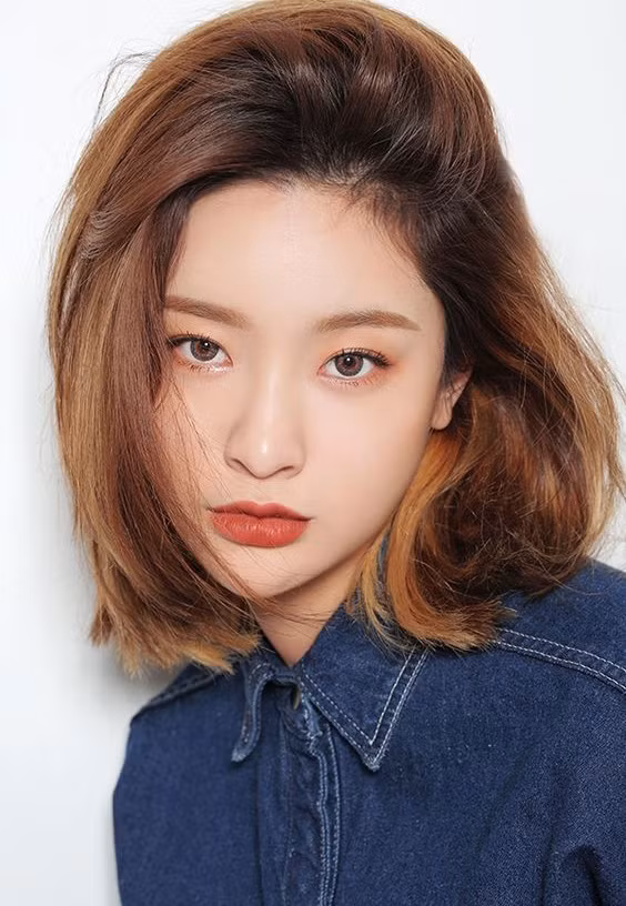 Tóc bob mái dài rẽ ngôi lệch giúp các nàng trông trẻ trung mà vẫn cuốn hút.