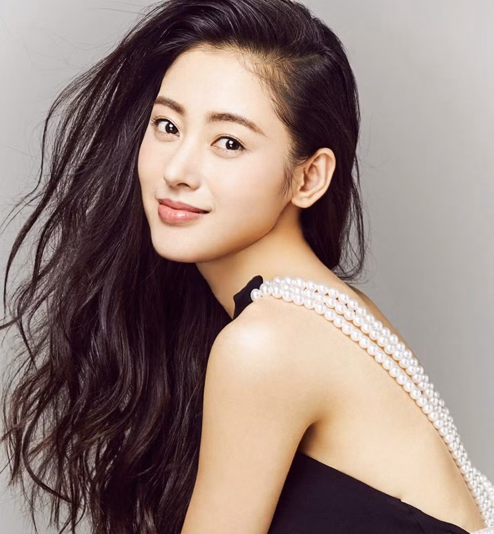 Nếu tóc mái thưa cần nhiều công chăm sóc, dễ bị bết và phải cắt tỉa liên tục, kiểu tóc mái lệch có thể gắn bó cùng bạn suốt một thời gian dài mà không cần chỉnh sửa nhiều.