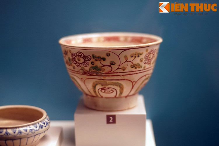 Một chiếc bát gốm Chu Đậu, thế kỷ 15-16, hiện vật của Bảo tàng Lịch sử TP HCM. Gốm Chu Đậu là một trong những dòng gốm cổ nổi tiếng nhất Việt Nam, được sản xuất tại vùng mà nay thuộc làng Chu Đậu và làng Mỹ Xá, thuộc các xã Minh Tân và Thái Tân, huyện Nam Sách, tỉnh Hải Dương.