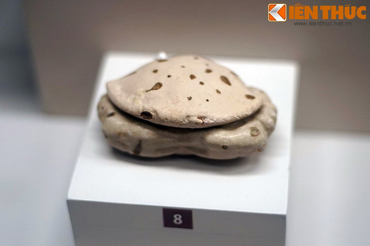 Hộp gốm Chu Đậu hình con cua. Sự phát triển rực rỡ gốm Chu Đậu có thể xuất phát từ sự bế quan tỏa cảng của nhà Minh bên Trung Hoa, khiến các thương buôn nước ngoài tìm nguồn gốm thay thế ở Việt Nam – mảnh đất nằm ở vị trí thuận lợi trên tuyến đường giao lưu thương mại quốc tế.