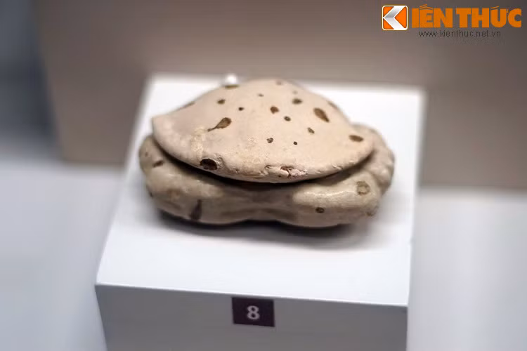 Hộp gốm Chu Đậu hình con cua. Sự phát triển rực rỡ gốm Chu Đậu có thể xuất phát từ sự bế quan tỏa cảng của nhà Minh bên Trung Hoa, khiến các thương buôn nước ngoài tìm nguồn gốm thay thế ở Việt Nam – mảnh đất nằm ở vị trí thuận lợi trên tuyến đường giao lưu thương mại quốc tế.