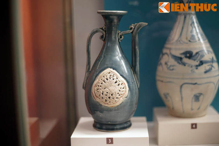 Ấm tỳ bà cổ thuộc dòng gốm Chu Đậu. So với các dòng gốm cổ khác của Việt Nam, gốm Chu Đậu có một số phận rất kỳ lạ, khi đã vụt sáng trên bản đồ thương mại thế giới thời trung đại, tuyệt tích một cách bí ẩn trong thời cận đại và hồi sinh ngoạn mục vào thời hiện đại.