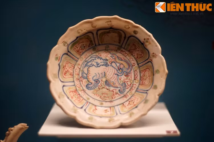 Đĩa gốm Chu Đậu có hình kỳ lân. Nổi tiếng vì màu men và họa tiết độc đáo, gốm Chu Đậu được xuất khẩu rộng rãi từ cuối thế kỷ 14 đến cuối thế kỷ 17. Bằng chứng của điều này là sự hiện diện của vô số hiện vật gốm Chu Đậu trong các di chỉ khảo cổ học và các con tàu đắm ở Nhật Bản và Đông Nam Á.