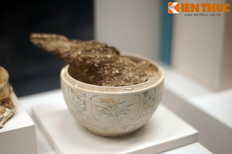 Bát gốm Chu Đậu chứa mảnh tàu đắm. Số lượng hiện vật tìm được từ tàu đắm Cù Lao Chàm lên tới hơn 240.000 trong đó có rất nhiều bát, đĩa, hộp, lọ, bình, ang gốm Chu Đậu, còn nguyên vẹn. Lúc này, thế giới phong phú của gốm Chu Đậu đã được mở ra trước mắt người đương đại.