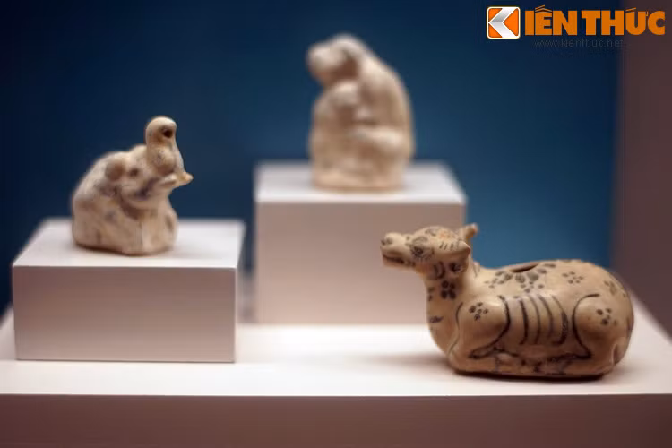 Lọ đựng nước rửa bút hình các con vật của dòng gốm Chu Đậu. Sau một thời kỳ dài bị lãng quên, đến thế kỷ 20, người ta lại nhắc đến gốm Chu Đậu nhờ một chuyện tình cờ. Đó là khi ông Makoto Anabuki - cán bộ ngoại giao Nhật Bản - tìm hiểu về xuất xứ chiếc bình gốm lạ tại Bảo tàng Topkapi Saray, Istanbul (Thổ Nhĩ Kỳ).