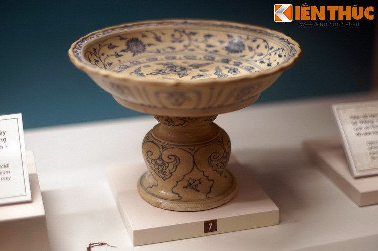 Đĩa gốm Chu Đậu chân cao. Đến thời điểm hiện tại, châu Âu đã trở thành một thị trường tiêu thụ gốm Chu Đậu ổn định. Tiếp đến là thị trường Nga, Nhật Bản cũng như một số thị trường mới. Có thể nói, gốm Chu Đậu đã quay trở lại một cách khó tin từ tro tàn của lịch sử...