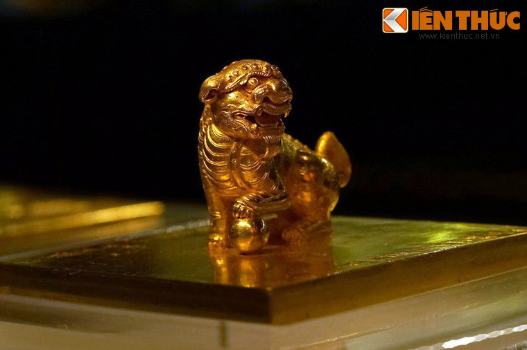 Tượng nghê trên Bảo vật quốc gia - ấn "Đại Việt quốc Nguyễn chúa vĩnh trấn chi bảo" bằng vàng, thời Lê Trung Hưng, 1709, Bảo tàng Lịch sử Quốc gia Việt Nam. Từ thời Trần (thế kỷ 13 – 14), hình tượng nghê/sư tử đã xuất hiện phổ biến ở nhiều loại hình nghệ thuật khác nhau.