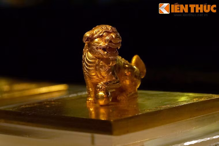 Tượng nghê trên Bảo vật quốc gia - ấn "Đại Việt quốc Nguyễn chúa vĩnh trấn chi bảo" bằng vàng, thời Lê Trung Hưng, 1709, Bảo tàng Lịch sử Quốc gia Việt Nam. Từ thời Trần (thế kỷ 13 – 14), hình tượng nghê/sư tử đã xuất hiện phổ biến ở nhiều loại hình nghệ thuật khác nhau.