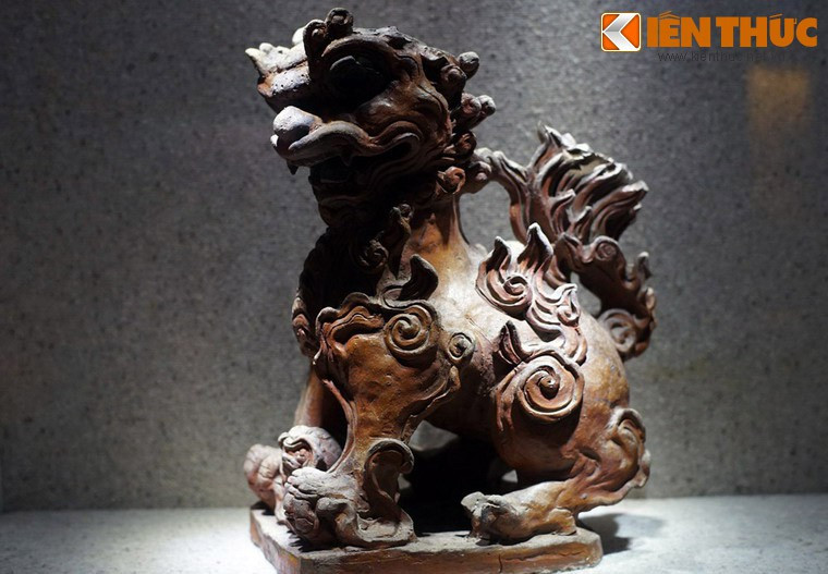 Tượng nghê bằng sành, thế kỷ 18-19, Bảo tàng Lịch sử Quốc gia Việt Nam. Nghê dạng sư tử - chó được coi là một linh vật đặc trưng chỉ có ở Việt Nam, không xuất hiện ở các nền văn hóa Phật giáo gần gũi như Trung Hoa, Nhật Bản.