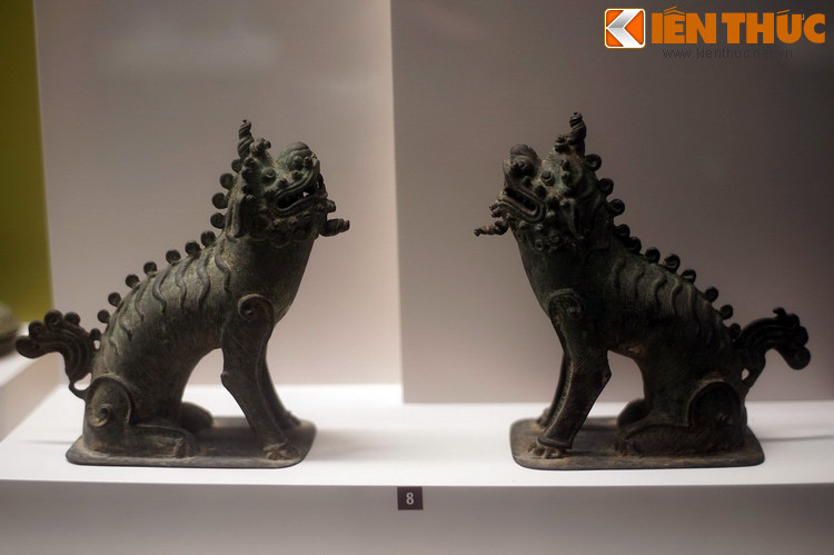 Cặp tượng nghê đồng thế kỷ 17-18, Bảo tàng Lịch sử TP HCM. Hình tượng nghê được sử dụng phổ biến trong trang trí nội thất cung điện, đình, chùa, miếu...