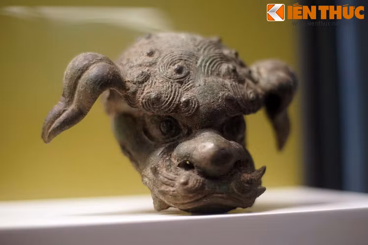 Mảnh đầu tượng nghê đồng thế kỷ 17-18, Bảo tàng Lịch sử TP HCM. Bằng nghệ thuật tạo hình và kỹ thuật chạm khắc tinh tế, các nghệ nhân Việt xưa đã thể hiện hình tượng nghê trên nhiều chất liệu như đá, gốm, gỗ, kim loại...