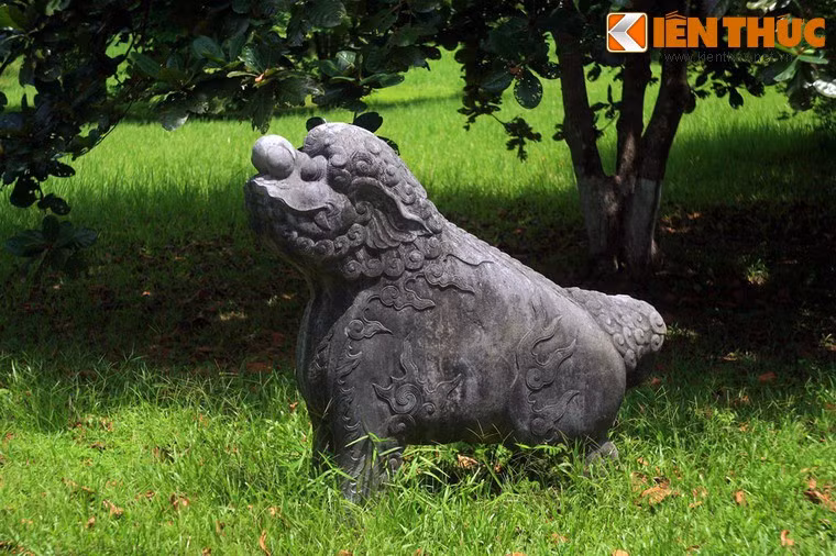 Nghê đá chầu trước Đại Hồng Môn ở lăng Minh Mạng, Huế. Nghê là một linh vật độc đáo trong văn hóa của người Việt. Đó là sự kết hợp giữa sử tử và chó cộng thêm sự sáng tạo của nghệ nhân.