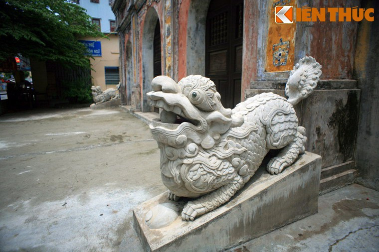 Cặp nghê trước cổng vào phủ Tuy Lý Vương, Huế. Theo quan niệm dân gian, con nghê là một linh vật có phẩm chất dũng mãnh, thiên biến vạn hóa, tượng trưng cho trí tuệ, có sức mạnh như chúa tể muôn loài.