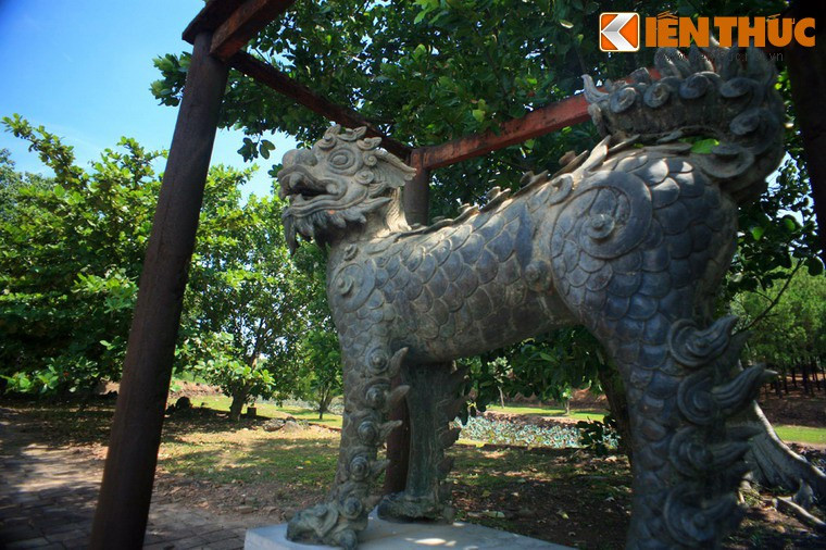 Con nghê bằng đồng trong cặp nghê ở hai bên Bái Đình của lăng Thiệu Trị, Huế. Hình tượng nghê trên cổ vật Việt thường có dáng thanh, mình thon nhỏ, trên mình mang những cuộn lông xoắn, đuôi xòe như ngọn lửa.