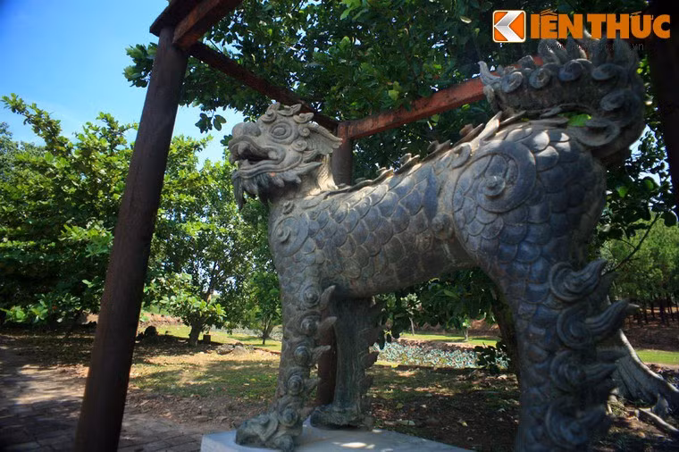 Con nghê bằng đồng trong cặp nghê ở hai bên Bái Đình của lăng Thiệu Trị, Huế. Hình tượng nghê trên cổ vật Việt thường có dáng thanh, mình thon nhỏ, trên mình mang những cuộn lông xoắn, đuôi xòe như ngọn lửa.