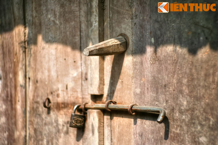 Xét về quy mô kiến trúc, làng cổ Đường Lâm chỉ đứng sau phố cổ Hội An và phố cổ Hà Nội. Đây là làng cổ đầu tiên ở Việt Nam được công nhận là Di tích lịch sử văn hóa quốc gia (năm 2006)...