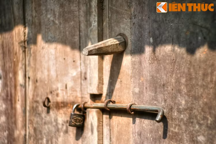 Xét về quy mô kiến trúc, làng cổ Đường Lâm chỉ đứng sau phố cổ Hội An và phố cổ Hà Nội. Đây là làng cổ đầu tiên ở Việt Nam được công nhận là Di tích lịch sử văn hóa quốc gia (năm 2006)...