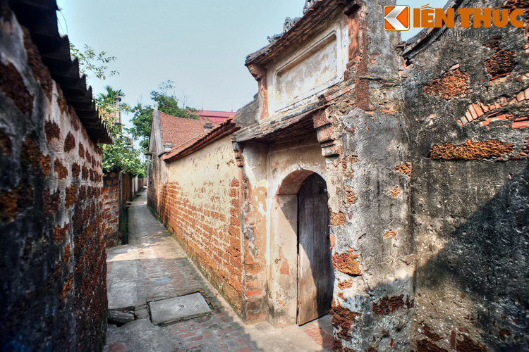 Xưa kia, nơi đây gồm 9 làng, trong đó 5 làng Mông Phụ, Đông Sàng, Cam Thịnh, Đoài Giáp và Cam Lâm liền kề nhau. Các làng này gắn kết với nhau thành một thể thống nhất với phong tục, tập quán, và tín ngưỡng được gìn giữ trong suốt hàng ngàn năm.