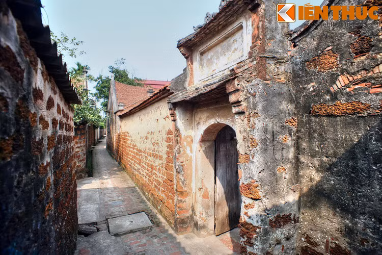 Xưa kia, nơi đây gồm 9 làng, trong đó 5 làng Mông Phụ, Đông Sàng, Cam Thịnh, Đoài Giáp và Cam Lâm liền kề nhau. Các làng này gắn kết với nhau thành một thể thống nhất với phong tục, tập quán, và tín ngưỡng được gìn giữ trong suốt hàng ngàn năm.