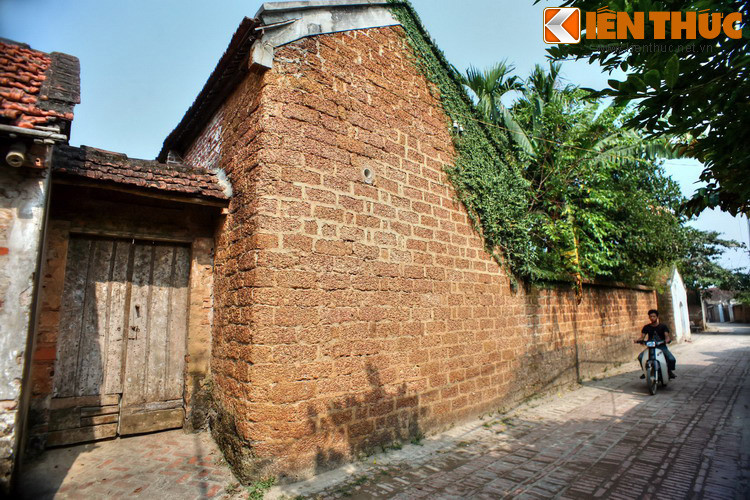 Trong lịch sử Việt Nam, Đường Lâm nổi tiếng là vùng đất “địa linh nhân kiệt”, là nơi sinh của vua Phùng Hưng và vua Ngô Quyền, được người đời mệnh danh là “một ấp hai vua”.