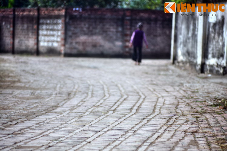 Một nét độc đáo khác của làng cổ Đường Lâm là hệ thống đường gạch cổ với các đường nhánh tỏa ra từ hai bên trục chính như hình xương cá. Với cấu trúc này, nếu đi từ đình làng sẽ không bao giờ quay lưng vào cửa Thánh.