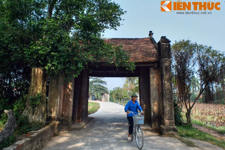 Một hình ảnh mang tính biểu tượng về Đường Lâm là cánh cổng xưa của làng Mông Phụ. Cánh cổng có dạng một ngôi nhà hai mái đốc nằm cạnh bến nước, dưới tán lá đa xanh mát.