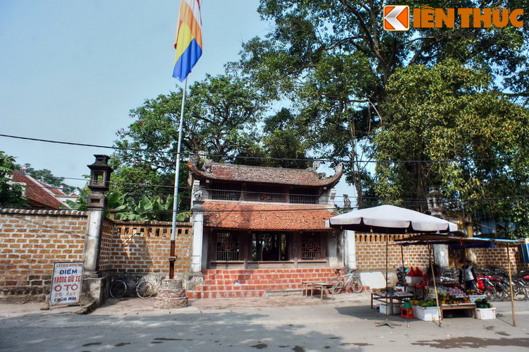 Công trình quan trọng khác là chùa Mía (tức Sùng Nghiêm tự), khởi lập năm 1621, là nơi thờ Bà Chúa Mía cùng chư Phật. Chùa còn giữ được nhiều cấu kiện kiến trúc có từ thế kỷ 17 cùng 287 pho tượng mang giá trị mỹ thuật cao.