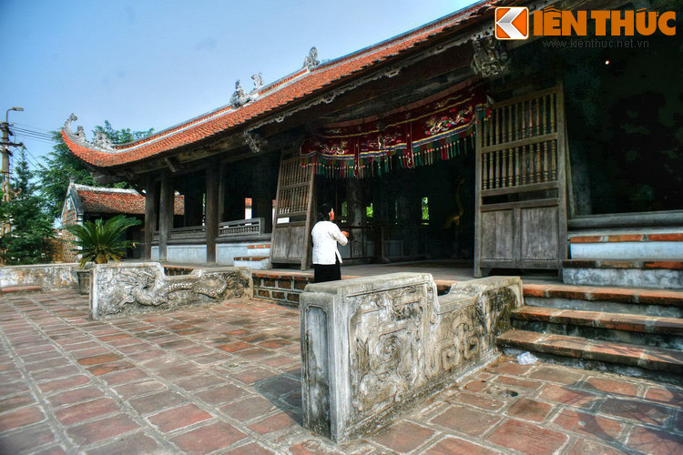 Công trình kiến trúc nổi bật của làng cổ là đình Mông Phụ. Đinh được xây dựng năm 1684, mang những nét điển hình của một ngôi đình cổ truyền thống. Hàng năm, đình tổ chức lễ hội từ mùng Một đến mùng Mười tháng Giêng Âm lịch với các trò chơi như thu lợn thờ, thi gà thờ,...