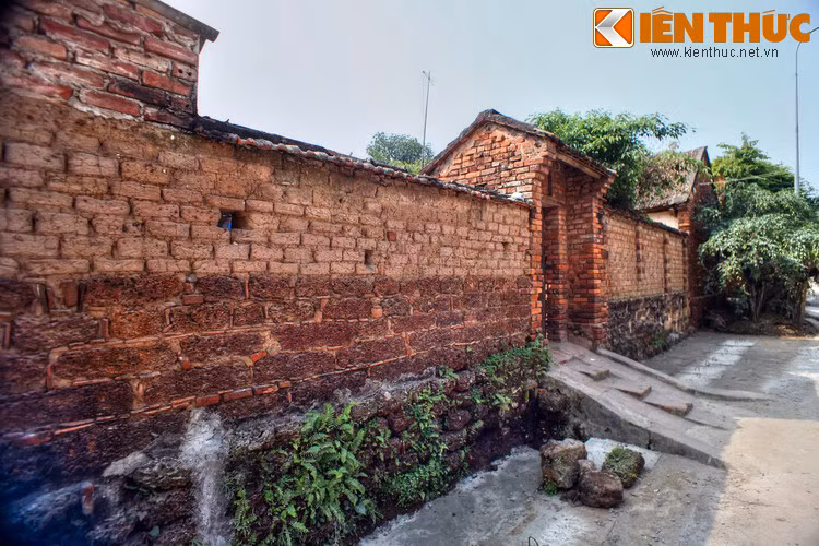 Nằm ở địa phận thị xã Sơn Tây, thành phố Hà Nội, làng Đường Lâm mang những giá trị lịch sử, văn hóa, kiến trúc đặc biệt, được coi là ngôi làng cổ nổi tiếng nhất Việt Nam.