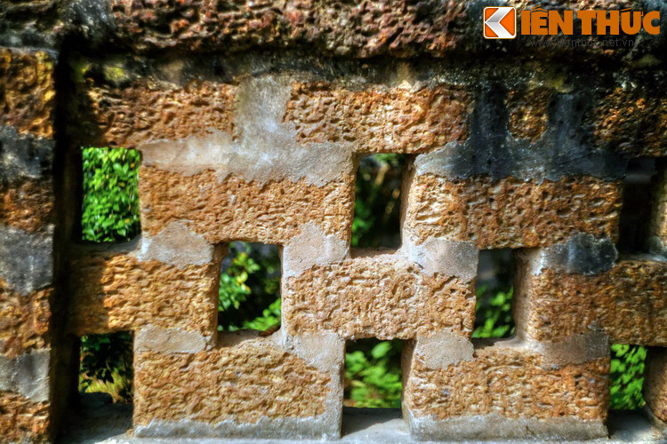 Đặc trưng của kiến trúc nhà ở Đường Lâm là sử dụng đá ong - một sản vật của vùng đất Sơn Tây - làm vật liệu xây tường thay cho gạch. Điều này làm không gian kiến trúc của làng cổ mang một sắc thái riêng đầy hấp dẫn.