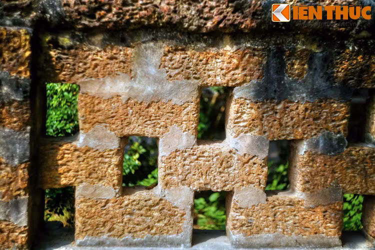 Đặc trưng của kiến trúc nhà ở Đường Lâm là sử dụng đá ong - một sản vật của vùng đất Sơn Tây - làm vật liệu xây tường thay cho gạch. Điều này làm không gian kiến trúc của làng cổ mang một sắc thái riêng đầy hấp dẫn.