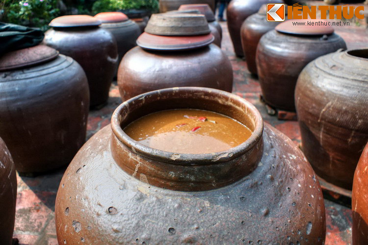 Đặc sản nổi tiếng của Đường Lâm là tương. Tương ở đây có chất lượng tương không hề thua kém các làng làm tương lâu đời khác ở Bắc Bộ. Ngoài ra làng còn có món kẹo dồi, kẹo lạc, chè lam... ngon nức tiếng xa gần.