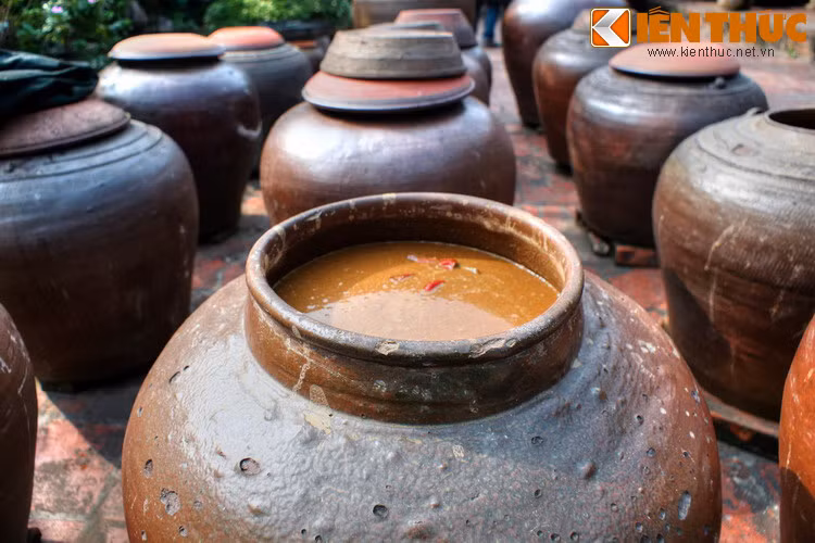 Đặc sản nổi tiếng của Đường Lâm là tương. Tương ở đây có chất lượng tương không hề thua kém các làng làm tương lâu đời khác ở Bắc Bộ. Ngoài ra làng còn có món kẹo dồi, kẹo lạc, chè lam... ngon nức tiếng xa gần.