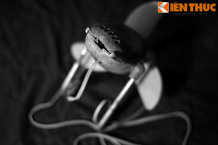 Tìm cánh quạt để thay là rất khó. Để tiếp tục dùng chiếc quạt thân yêu, phải lót thêm miếng vải vào lỗ quạt. Nếu lót không khéo, cánh quạt sẽ có độ lệch với trục và không còn chạy êm nữa. Nếu lâu không bảo dưỡng, quạt con cóc có thể bị lỏng và khô dầu, tạo nên tiếng ken két “ghê người”.