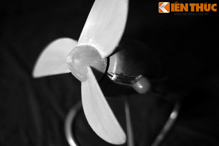 Nhưng chiếc quạt này cũng có một số “bệnh” lặt vặt gây phiền toái cho người dùng. Do cánh quạt làm bằng loại nhựa không tốt lắm, nếu sử dụng liên tục quá lâu lỗ cắm cánh sẽ bị chảy do sức nóng từ trục mô tơ, khiến cánh quạt văng ra.