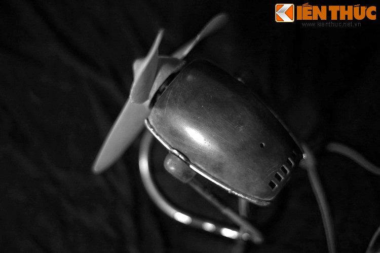 Do không có lồng quạt, quạt con cóc cũng có thể gây ra tai nạn khi sử dụng. Tình huống phổ biến là quạt để ở cuối giường khi ngủ, và người dùng vô ý đụng chân vào. Cánh quạt khá cứng và sắc nên có thể làm nạn nhân "trầy da tróc vẩy".