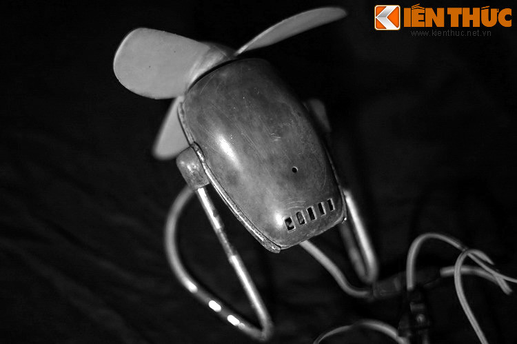 Câu chuyện về quạt con cóc bắt đầu từ năm 1958, khi Xí nghiệp Điện cơ Thống Nhất ra đời trong đợt Hà Nội cải tạo công thương nghiệp. Kể từ đó, xí nghiệp này đã cho ra mắt nhiều mẫu quạt khác nhau gồm quạt trần, quạt để bàn, nhưng phổ biến nhất là quạt “con cóc”, một loại quạt mini.