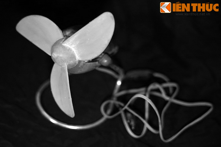 Còn những quạt con cóc đời cổ còn đẹp và hoạt động tốt thì trở thành “hàng hiếm”, được những người sưu tầm săn tìm với giá cao gấp nhiều lần những chiếc quạt mới...