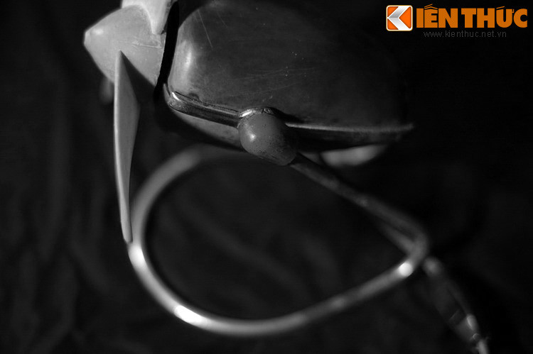 Tất nhiên là nhà sản xuất không có ý định đặt cho chiếc quạt cưng quả mình một cái tên “xấu xí” như vậy. Cái tên quạt con cóc là cách gọi của người dùng dựa trên kiểu dáng thân quạt gù gù như con cóc, lâu ngày thành tên phổ thông mà cả xã hội sử dụng.