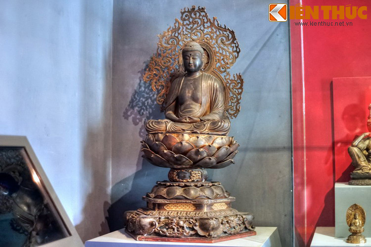 Một bức tượng Phật cổ Nhật Bản làm bằng gỗ sơn thếp vàng, niên đại thế kỷ 17, hiện vật trong trưng bày chuyên đề về tượng Phật một số nước châu Á ở Bảo tàng Lịch sử TP HCM.