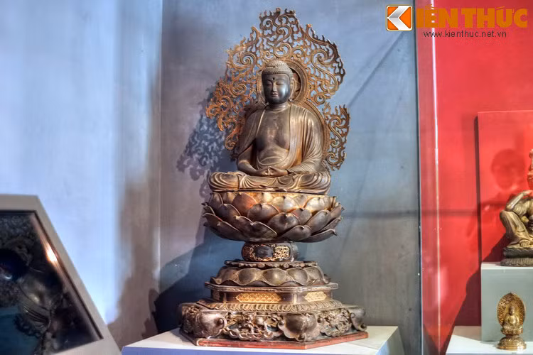 Một bức tượng Phật cổ Nhật Bản làm bằng gỗ sơn thếp vàng, niên đại thế kỷ 17, hiện vật trong trưng bày chuyên đề về tượng Phật một số nước châu Á ở Bảo tàng Lịch sử TP HCM.