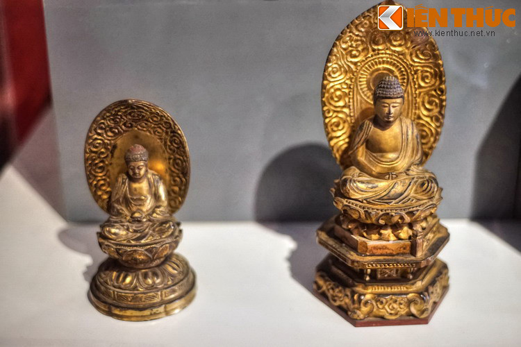Hai bức tượng Phật bằng gỗ thếp vàng thế kỷ 17 (trái) và thế kỷ 18 (phải) của Nhật Bản. So với tượng Phật ở các quốc gia khác, tượng Phật Nhật Bản có những đặc trưng không thể lẫn lộn, như độ chi tiết rất cao, sử dụng kỹ thuật sơn đặc biệt, tạo hình khuôn mặt có phần trang nghiêm hơn...