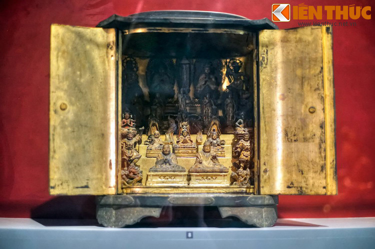 Khám thờ Phật bằng gỗ sơn thếp vàng của Nhật Bản, niên đại thế kỷ 18. Đạo Phật được truyền bá từ Triều Tiên vào Nhật Bản trong thế kỷ thứ 6 SCN, là một sự kiện quan trọng trong lịch sử đất nước này.