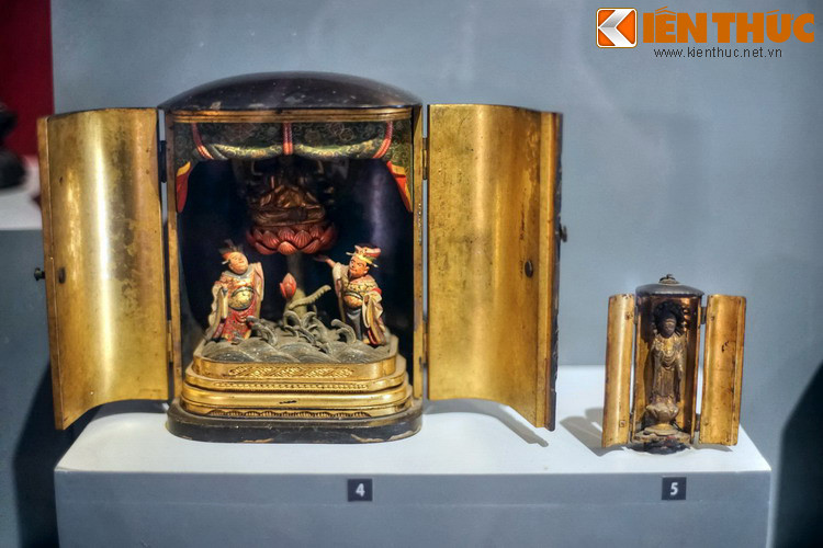 Hai chiếc khám thờ niên đại thế kỷ 18, với kích cỡ và cách tạo hình khác nhau. Thời kỳ Nara (710-794), điêu khắc Phật giáo Nhật Bản chịu ảnh hưởng nghệ thuật Gupta (Ấn Độ) và nhà Đường (Trung Hoa).